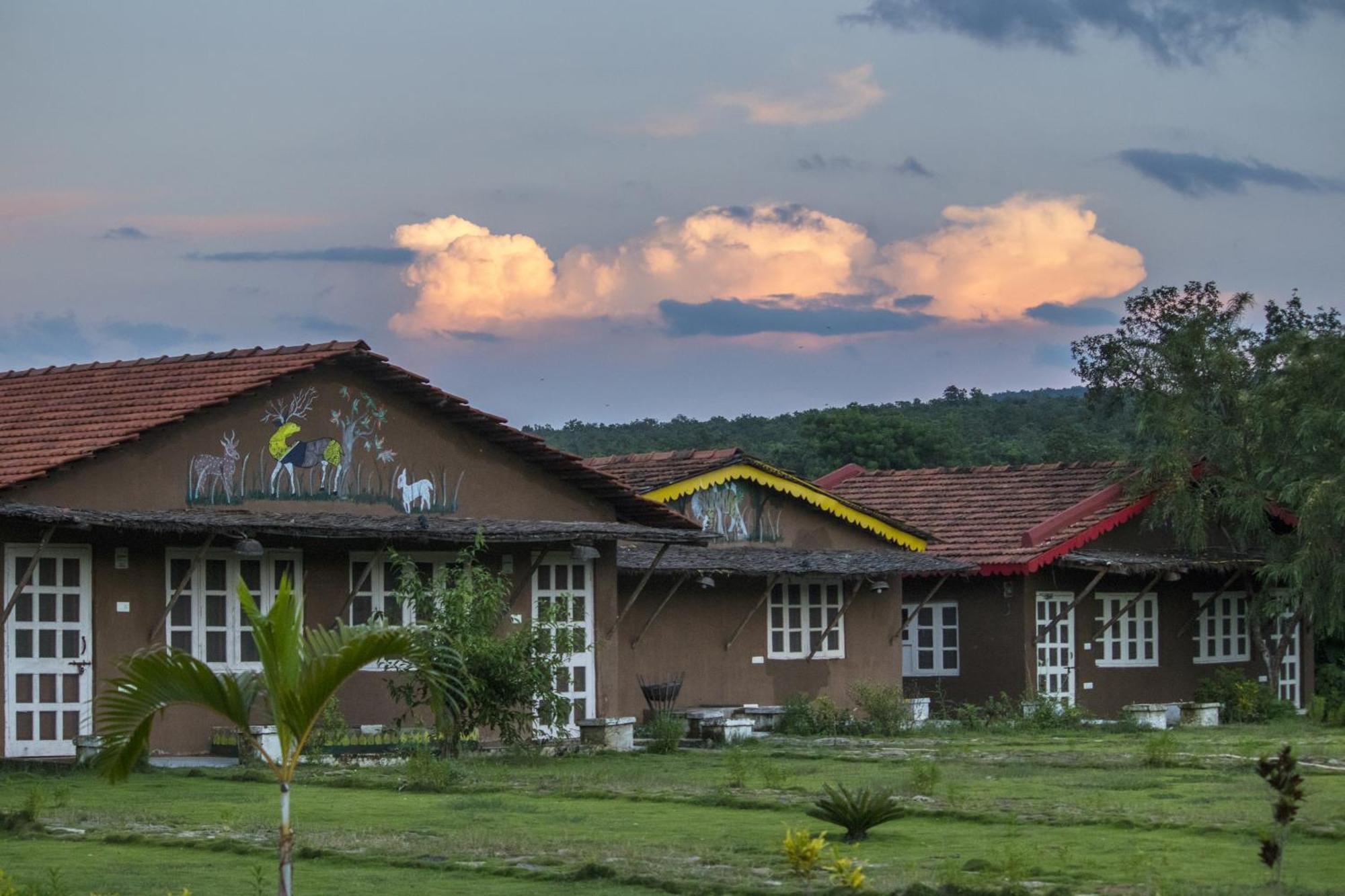 Wow Stayz2 Pachmarhi Foothill Cottages Exterior photo